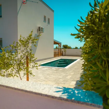 Villa Valora Vir